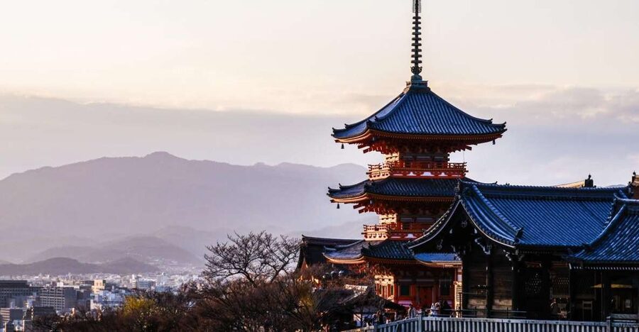 Kyoto: Historic Higashiyama Walking Tour - Meeting point at JR Inari Station, and how to show up ready