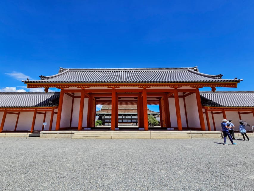 Kyoto: Imperial Palace & Nijo Castle Guided Walking Tour - Stop 2: Kyoto Imperial Palace, residence of the emperor