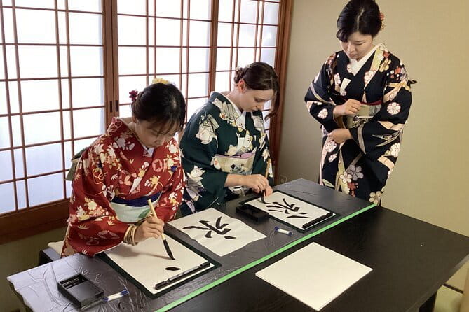 Kyoto: Japanese Calligraphy Class in 150 years old townhouse - What you actually do in a 50-minute Japanese calligraphy session