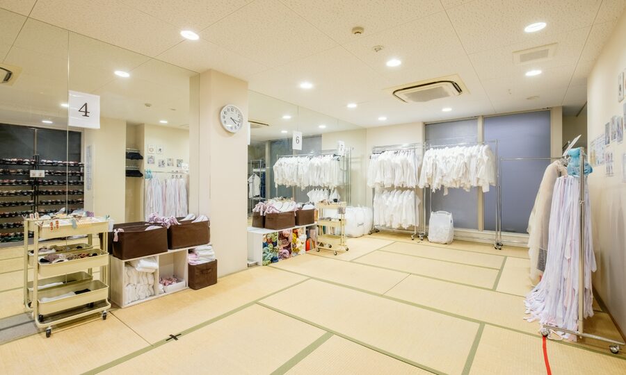 Kyoto: Kimono Rental in Gion Provided by RikaWafuku - Dressing Plus Women’s Hair Styling, Designed to Feel Normal