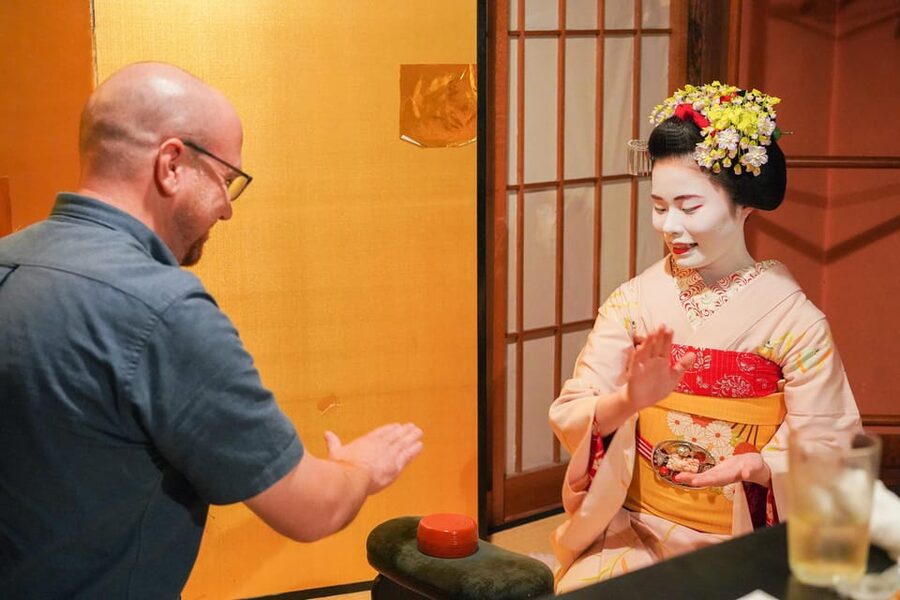 Kyoto: Maiko Dinner in Traditional Restaurant and Tour - Machiya architecture and respectful maiko etiquette
