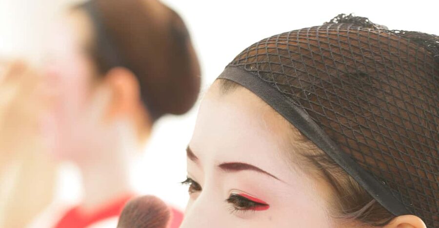Kyoto: Maiko Makeover and Photoshoot Experience - Should You Book This Kyoto Maiko Makeover and Photoshoot?