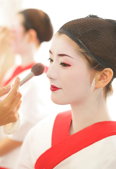 Kyoto: Maiko Makeover and Photoshoot Experience - Photoshoot in a Japanese Room: Pose Coaching and Editing You Can See