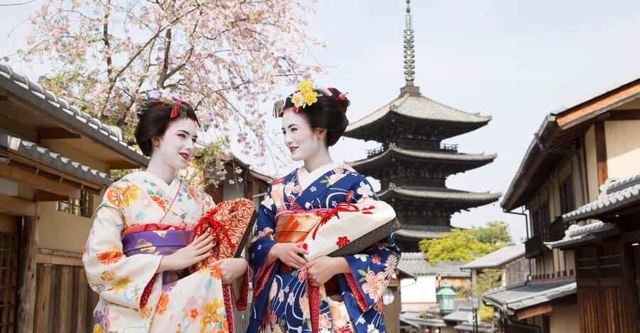 Kyoto : Maiko Makeover stroll and photo shoot experience - Why This Maiko Makeover Feels More Like a Photoshoot Than a Rental