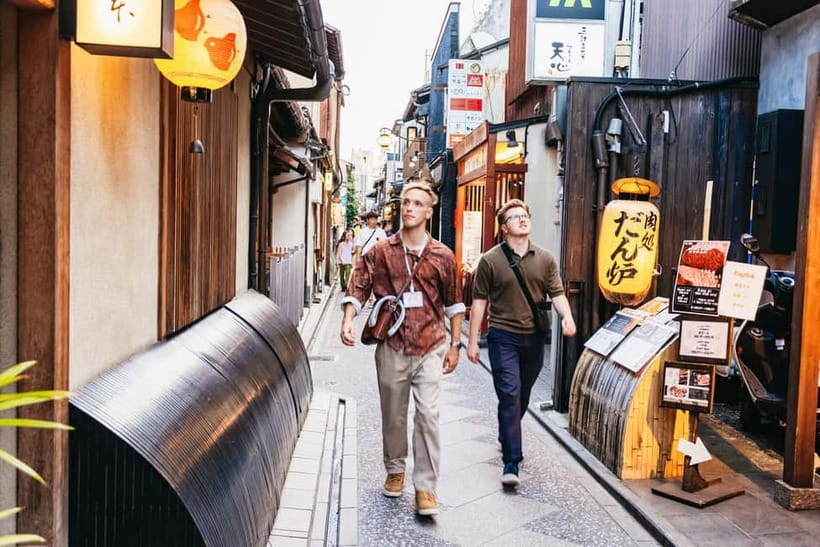 Kyoto Night All-Inclusive Eats and Streets, Gion and Beyond - Yasaka Shrine in the Evening: A Photo Moment With Context
