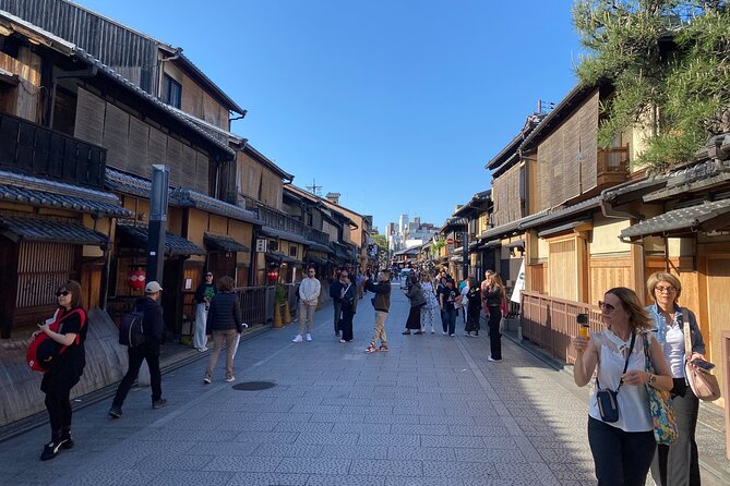 Kyoto Night Food Tour Explore Kiyamachi's Culinary Delights - How the small-group size changes the experience