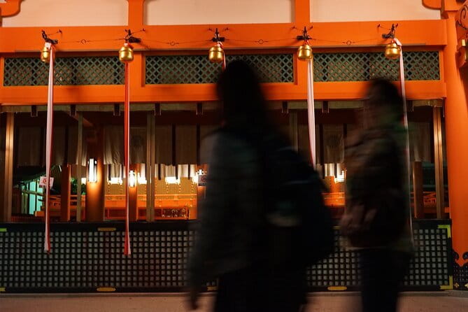 Kyoto Night Walking Guided Tour at Fushimi Inari Shrine - Why Fushimi Inari at 7 pm Feels Like Kyoto, Not a Photo Line