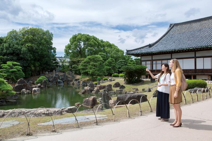 Kyoto: Nijo-jo Castle and Ninomaru Palace Guided Tour - Price and logistics: the $16 tour plus cash admission