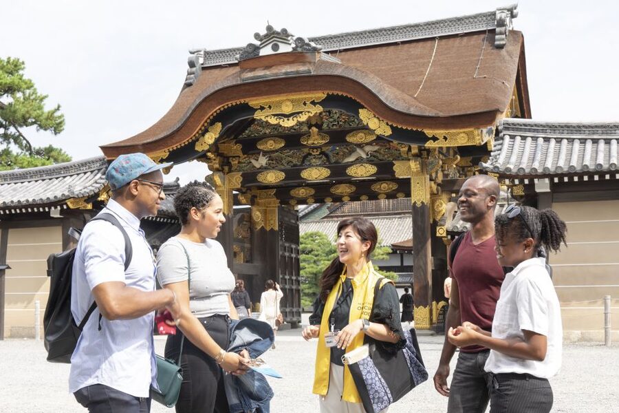 Kyoto: Nijo-jo Castle and Ninomaru Palace Guided Tour - Entering through the gates: Higashi Ote-mon and Kara-mon