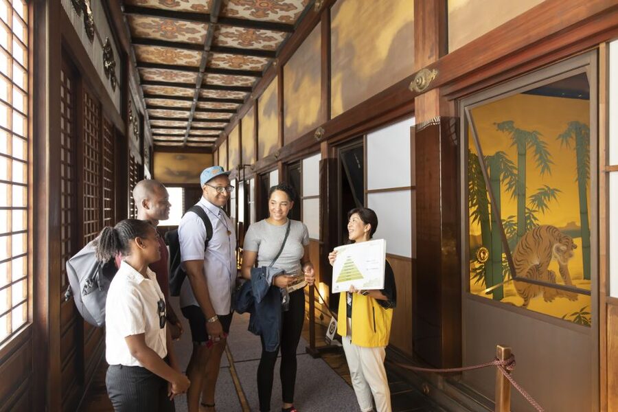 Kyoto: Nijo-jo Castle and Ninomaru Palace Guided Tour - Meeting at East Main Gate, and how to not get flustered