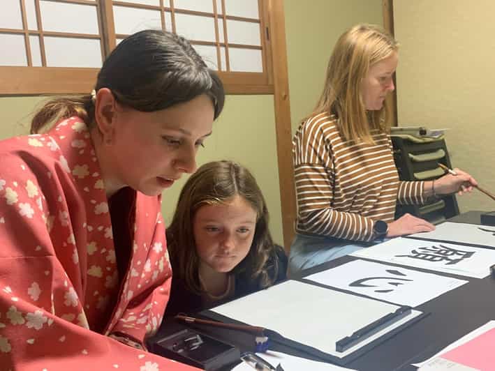 Kyoto Ninenzaka : Japanese Calligraphy Class in Townhouse - What you actually do in the class, step by step