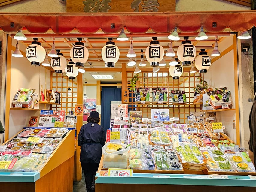 Kyoto: Nishiki Market and Depachika Food Tour with a Local - What guides do well here, based on real guide styles