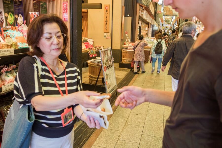 Kyoto: Nishiki Market Food Tour - Guides make or break food tours