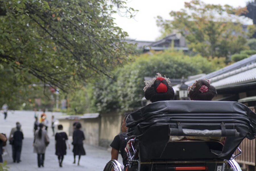 Kyoto: Private Rickshaw Tour of Gion and Higashiyama Area - Higashiyama streets and wooden townhouses, up close