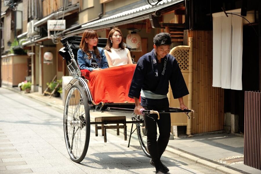 Kyoto: Private Rickshaw Tour of Gion and Higashiyama Area - The Gion geisha district glide, and what you should watch for
