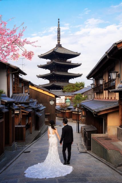 Kyoto: Private romantic photoshoot for couples - A private 45-minute romantic shoot for two people