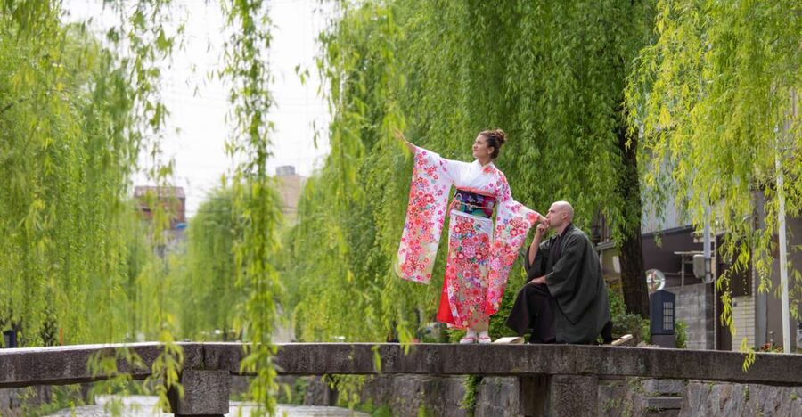 Kyoto: Private romantic photoshoot for couples - Meeting outside KéFU Stand in Yasaka, and what that means for your day