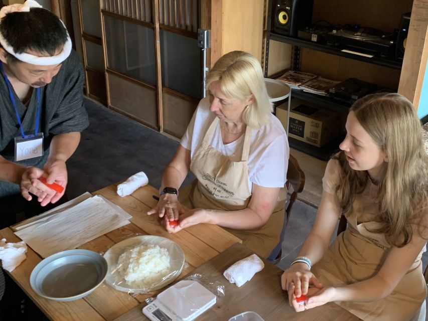 Kyoto: Sushi Making Class with Sushi Chef - Lunch you make yourself, with tea or water and dashi soup