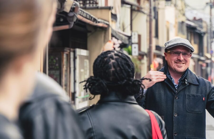 Kyoto: The Geisha Districts of Kyoto Walking Tour - Walking with a bilingual guide through classic Kyoto stops