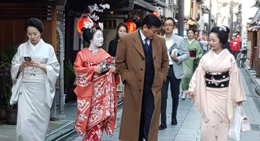 Kyoto: The Geisha Districts of Kyoto Walking Tour - Ninenzaka and Yasaka Shrine: when old-street Kyoto shows up
