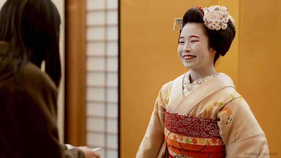 Maiko Dance and Tea Ceremony on a Noh Stage in Kyoto - Photos and chat with the maiko: how to make it feel respectful