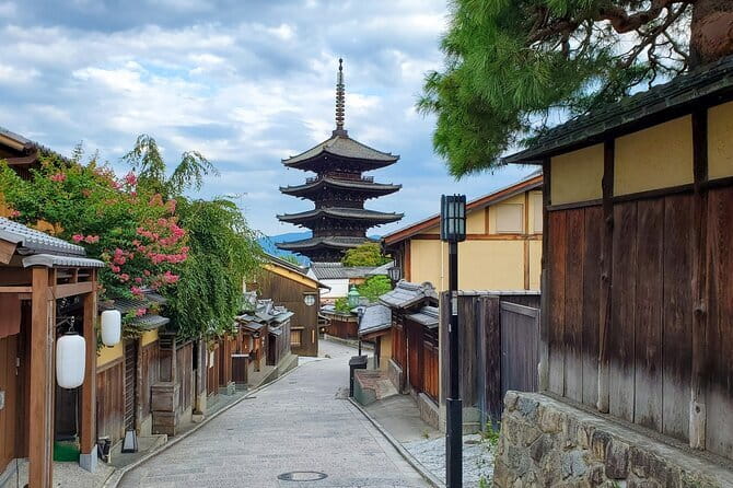 Nara Day Trip from Kyoto with a Licensed Guide - Stop 3 and 4: Todai-ji gate (Nandai Gate) and the Great Buddha complex