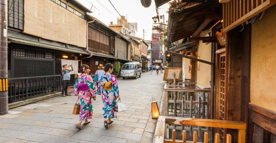 Night Walk in Gion: Kyoto's Geisha District - Gion after dark, and why this timing changes everything