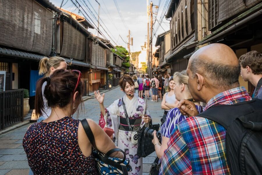 Night Walk in Gion: Kyoto's Geisha District - When you pass by geiko-san or maiko-san: how to watch without intruding
