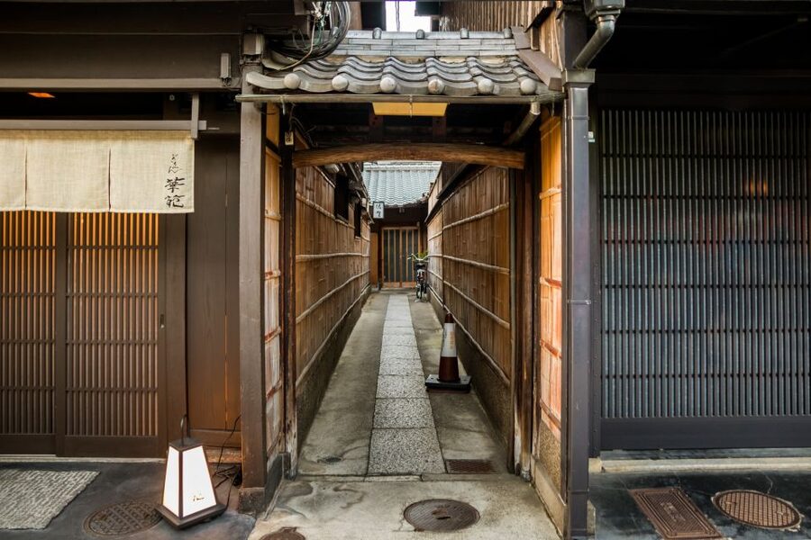 Night Walk in Gion: Kyoto's Geisha District - How long it really lasts, and what to wear for 100 minutes on foot