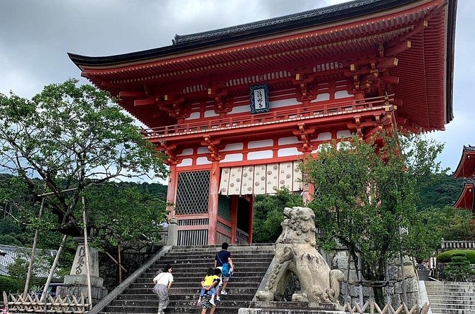 Private Custom Tour of Kiyomizu & Yasaka—by Young Local Guides - Stop 2: Yasaka Koshin-do, the kukurizaru wish charms