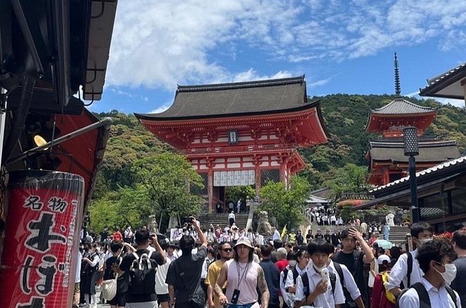 Private Custom Tour of Kiyomizu & Yasaka—by Young Local Guides - Stop 4: Yasaka Shrine, lanterns, red gate, and easy Shinto context
