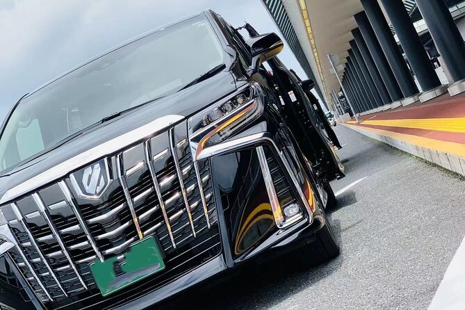Private departure transfer from Kyoto city to Osaka Itami International airport - Riding in a sedan or van built for luggage