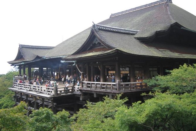 Sagano Romantic Train & Arashiyama, Kiyomizudera, Fushimi Inari Taisha Day Tour - Crowd Reality, Walking Pace, and Seat Comfort