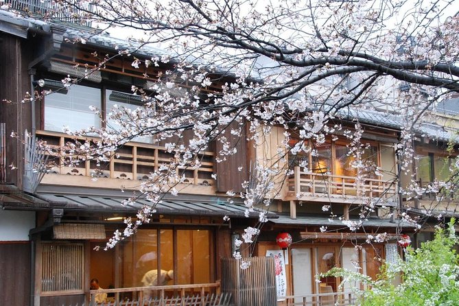 Shared Departure Transfer : Kyoto City to Kansai International Airport - Meeting your driver: hotel lobby versus apartment door