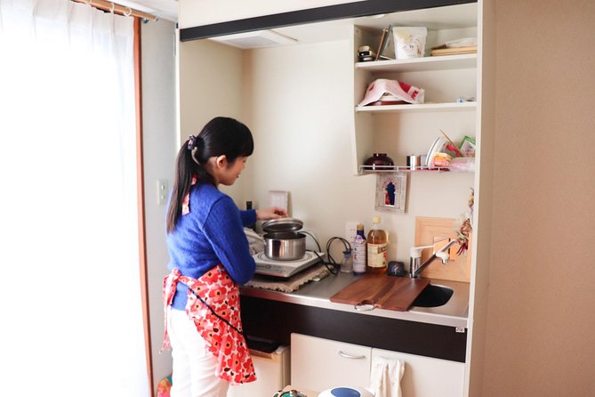Sushi or Traditional Japanese Cuisine in a Kyoto Home with Emika - Meeting Emika in Kyoto and settling into the home-table rhythm