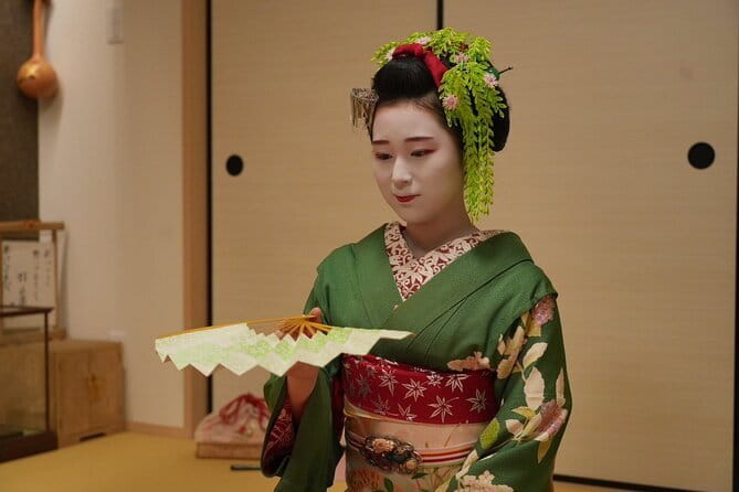 The Art of Geisha: Exclusive Show & Gion Walking Tour - The maiko show experience, tea, and snacks